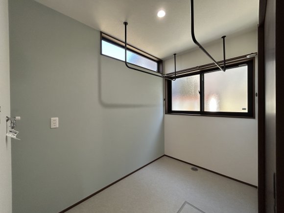 A棟
∼洗う・干す・しまうが1階で完結∼

1階に設けたウォークインクローゼットは、脱衣室に設置した室内物干しとの相性も抜群。洗濯→干す→しまうの動線が短く、日々の家事がぐんとスムーズになります。
よく使う衣類や日用品を1階にまとめて収納することで、階段の上り下りの負担も軽減。
家事の効率アップだけでなく、ライフスタイルに合わせた柔軟な使い方ができるのも魅力です。

※写真はイメージです。