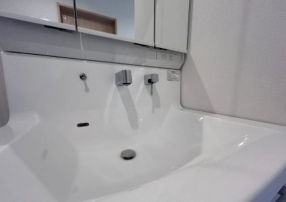 A棟
∼家族にも来客にもやさしい、動線∼

玄関からホールを通ってLDKへ、または洗面化粧台・脱衣室へ直接アクセスできる回遊動線を採用。帰宅後すぐに手洗いや着替えができるので、衛生面でも安心です。
脱衣室からはLDKへも抜けられる設計で、家事や生活の動きがスムーズに。
さらに、お客様はLDKへ、家族は洗面側へと動線を分けられるため、プライバシーも確保できます。

※写真はイメージです。
