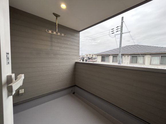 B棟
∼洗濯にも日差しにも恵まれた、快適バルコニー∼

陽当たりのよい南側に面したバルコニーは、洗濯物がしっかり乾く安心のスペース。さらに西側からも光を取り込めるため、日中を通して明るさを感じられるのも魅力です。天気の良い日にはちょっとした気分転換の場所としても活躍。機能性と心地よさを兼ね備えたバルコニーで、日々の家事も暮らしも、もっと快適に。

※写真はイメージです。