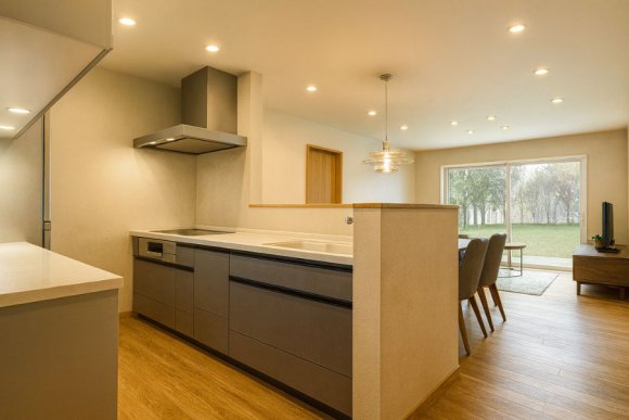 高機能システムキッチン：毎日の料理が楽しくなる、使いやすさとデザイン性を兼ね備えたシステムキッチンを標準採用しています。

オール電化住宅：環境に優しく、光熱費も抑えられる経済的なオール電化住宅です。

※写真はイメージです。