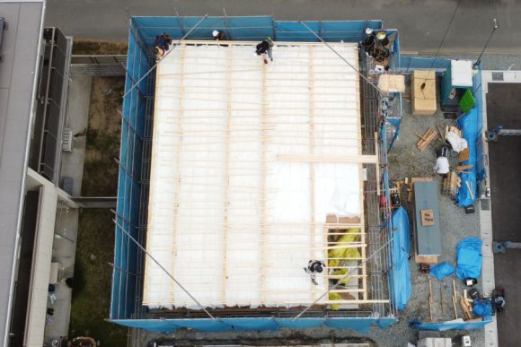 長く安心して暮らせるよう、高い住宅性能を追求しました。

耐震等級3：地震に強い構造で、ご家族の安全を守ります。

Ua値：0.52、C値：0.7：高い気密性と断熱性を実現。これにより、外気温に左右されにくい快適な室内環境を保ちます。

桁上断熱：一般的な断熱方法に加え、桁上断熱を採用することで、数値以上の快適性を実現しました。

※写真はイメージです。