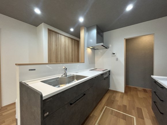 手元を程よく隠す腰壁を立てつつ、視線はリビングへと抜ける開放的な設計。キッチンのすぐ後ろには大容量のパントリーとカップボードを配置し、家事効率を徹底的に追求しました。忙しい朝も、スタイリッシュな空間が心にゆとりを与えてくれます。