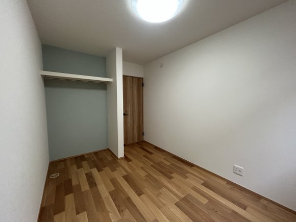 ∼成長に合わせて使いこなせる、ゆとりのプライベートルーム∼

家族それぞれのプライベートな時間もしっかりと確保しました。
主寝室は6帖の広さを確保し、一日の疲れを癒やす落ち着いた空間としています。
お子様のお部屋としては、5帖の個室を2部屋ご用意しました。
どのお部屋も収納が充実しているため、お子様の成長に合わせて増えていく学用品や趣味の道具もスッキリと収めることができ、将来にわたって長く快適にお使いいただけます。