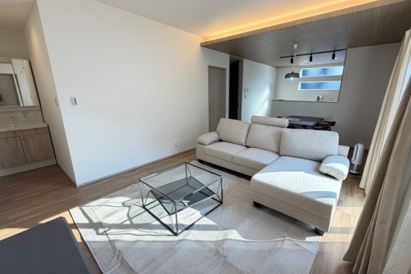 〇開放感あふれる、折り上げ天井と間接照明

天井を高く見せる折り上げ天井を採用。
一般的な折り下げ天井と異なり、空間がすっきりと背高く開放的に見えます。
さらに、柔らかな間接照明を組み合わせることで、より高さを強調した上質な空間を演出します。

 