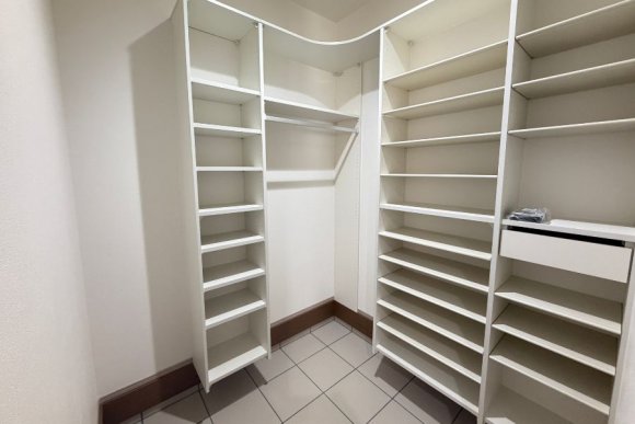 〇趣味を愉しむ、大容量の土間収納

広々とした土間収納は、アウトドア派のご家族に最適！
キャンプ用品やベビーカー、大型のものでも楽に収納できる使い勝手の良いスペースを確保しました。