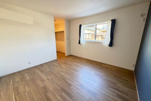 〇収納力抜群！効率的なウォークインクロゼット

8畳の主寝室に隣接するウォークインクロゼットは、左右どちらにもハンガーをかけられる設計。
衣類をたっぷり収納でき、収納量が大幅にアップします。