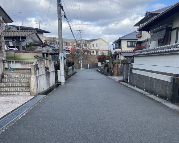 【広々とした前面道路】幅員6mで駐車もスムーズ

西側の公道は幅員約6.0mと余裕があり、運転が苦手な方でもストレスなく駐車できます。また、都市ガス・公共上下水道完備でインフラ面も安心です。