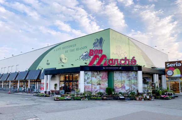 【利便性の高い好立地】生活施設が徒歩圏内に充実

社郵便局まで約350m、スーパー「ボンマルシェ」まで約750m。日常の用事が身近で完結する、暮らしやすい環境です。