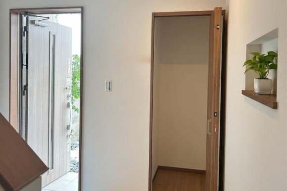 すっきり美しい暮らしを叶える！大容量の土間収納がある玄関
ベビーカーも丸ごとしまえる扉付きの土間収納で、生活感を隠していつも綺麗な玄関をキープ。お洒落なニッチも必見です。小野・姫路を拠点に地域密着70年、地元の暮らしを知り尽くしたプロが親身に寄り添います。家づくりの第一歩に、まずはモデルハウスへ！
お気軽にご予約ください！！