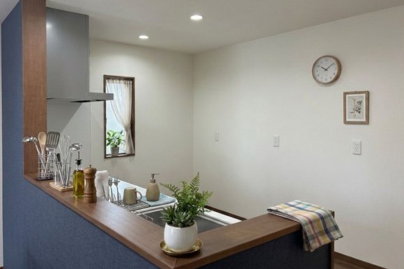 毎日の料理がもっと楽しくなる！見通しの良い対面式キッチン
リビング全体を見渡せるキッチンは、上品なブルーの腰壁がアクセント。オール電化やエコキュート搭載で、家事ラクと毎月の省エネを賢く両立します。資金計画や土地探しのご相談も大歓迎！地域密着の安心感でお応えします。
