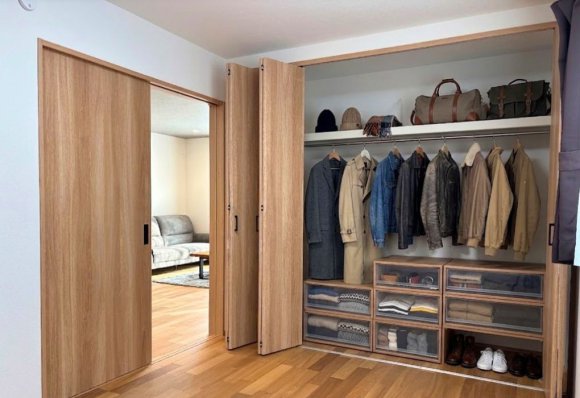 「美しく整う」をカタチに。ライフステージに寄り添う大容量収納
洋服から小物まで一目で美しく片付く、大容量のクローゼットスペース。ワンフロアの平屋だからこそ、間取りと収納の工夫次第で空間は驚くほど広く、綺麗に整います。「我が家にちょうどいいサイズ感は？」そんな疑問も地域密着70年のプロがお答えします！まずは一歩、プロフィールのWEBリンクからご予約ください。
