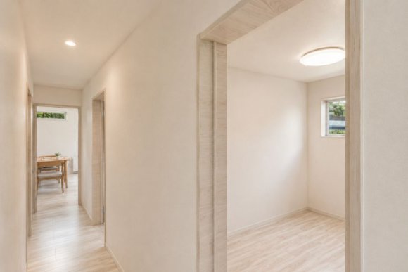 各個室へと繋がる廊下は、暗くなりがちな空間だからこそ窓の配置にこだわり、お家全体の「明るさ・風通し◎」を実現しました。爽やかな風が心地よく通り抜けるため、湿気がこもりにくく、1年中健やかで快適な空気環境をキープ。毎日の子育てや家事動線も驚くほどスムーズになります。家族の気配をいつでも身近に感じられる安心の間取りを、ぜひ見学会会場で実際に歩きながら体感してみてください！