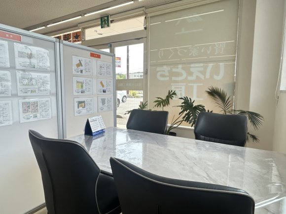店舗内には4つの商談スペースを完備しており、周囲を気にせずじっくりとご相談いただけます。
土地情報や施工事例の写真も豊富にご用意しておりますので、具体的なイメージを膨らませながらお話を進めていただけます。