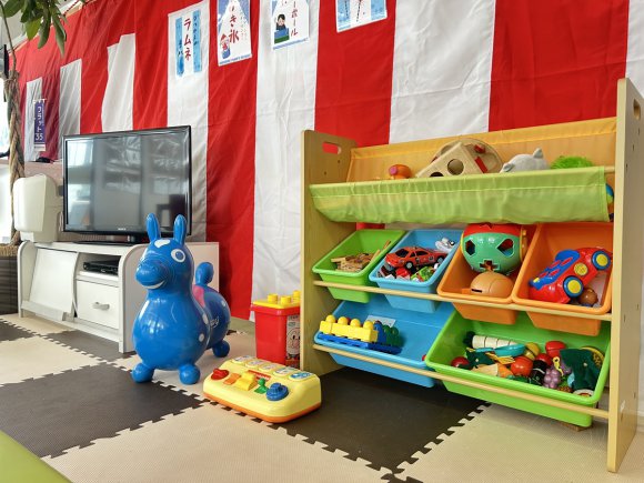 店舗内にはキッズスペースをご用意しておりますので、小さなお子様連れの方でも安心してご来店いただけます。お子様が楽しく過ごしている間に、ゆっくりと打ち合わせが可能です。