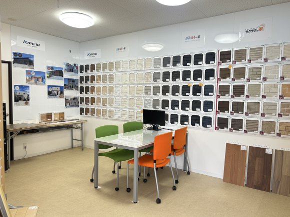 外壁材をはじめ、床やクロスなど、実際に使用する素材のサンプルを豊富に取り揃えています。カタログや画面ではわかりにくい色味や質感も、実物を手に取ってしっかりと確認いただけるので、より納得感のある家づくりが進められます。