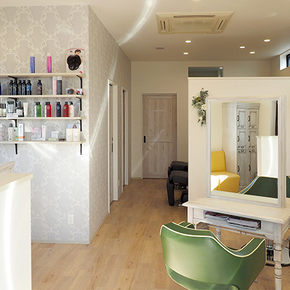 シャービックなインテリアの美容院併用住宅