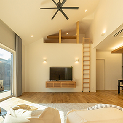 天井高と差し込む陽光が魅力の平屋