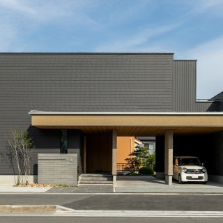 上質な質感に包まれる、開放感のあるオープンガレージの家