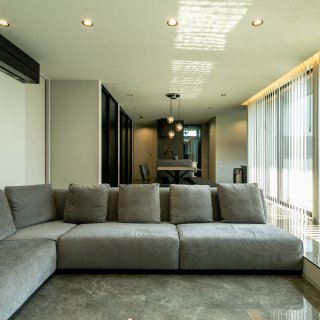 中庭を囲むコの字型モダンガレージハウス