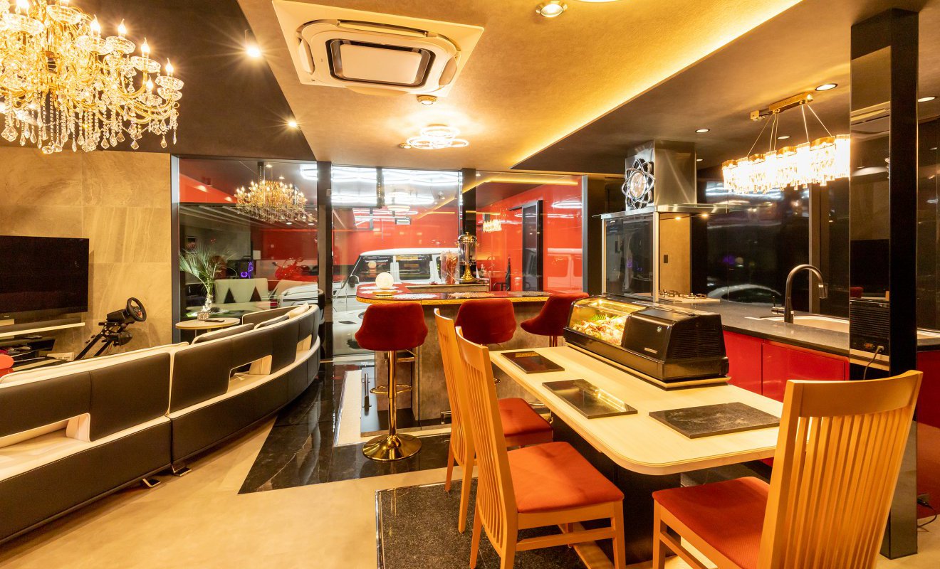 夢を散りばめたカスタムガレージのセカンドハウス