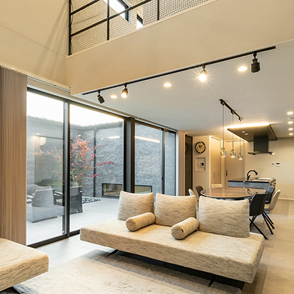 プライベートな中庭空間を囲む半平屋