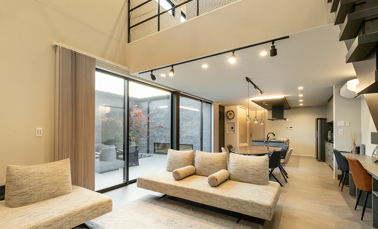 プライベートな中庭空間を囲む半平屋