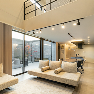 プライベートな中庭空間を囲む半平屋