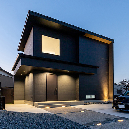 黒いタイル外壁が魅せるホテルライク住宅