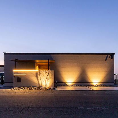 プライベートな中庭空間を愉しむコの字型平屋