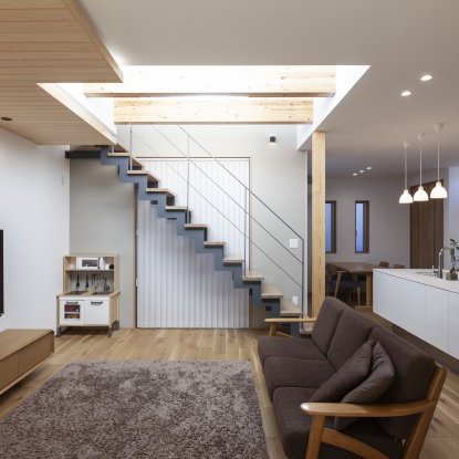 吹抜けから日差しを楽しむ和モダン住宅