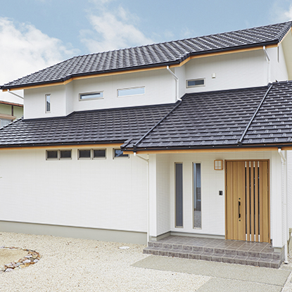 大きな切妻屋根の家