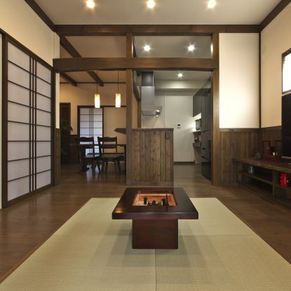 家中を満たす古風な情景