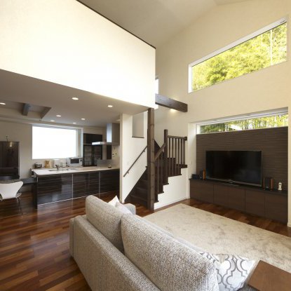 高窓からの陽光で明るいリビング