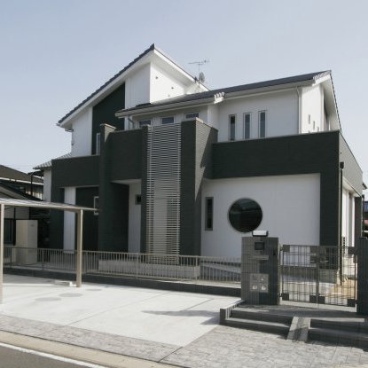 洒落た丸窓と土間続きの和室