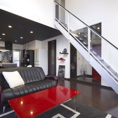 赤が映える趣味性を活かしたリビング