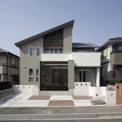 大空に映える美しい大屋根シルエット