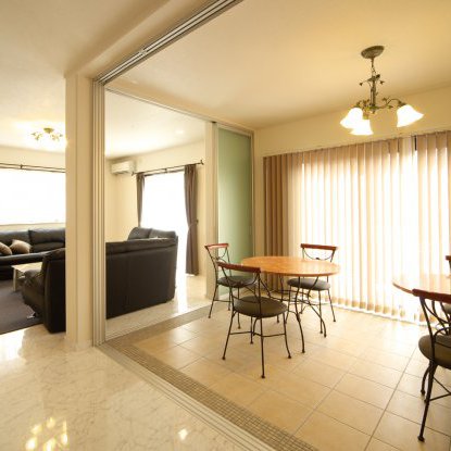 明るく高級感のあるリビングスペース