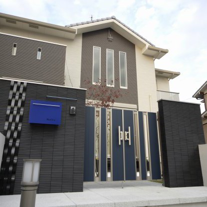 伸びやかな縦ラインでまとめた外観