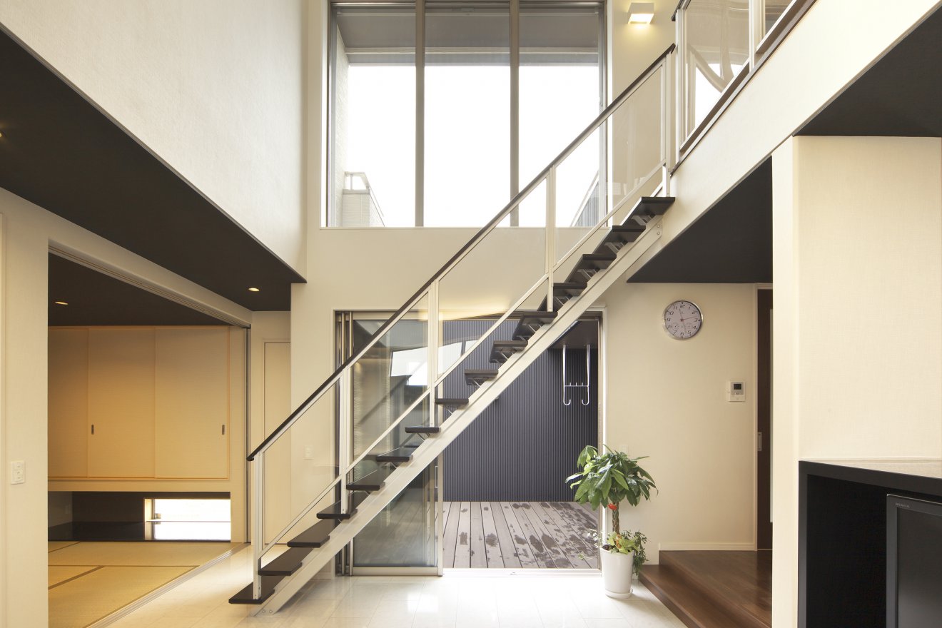 シースルーの階段が似合う吹抜けリビング 施工事例 愛知 名古屋の注文住宅なら三昭堂