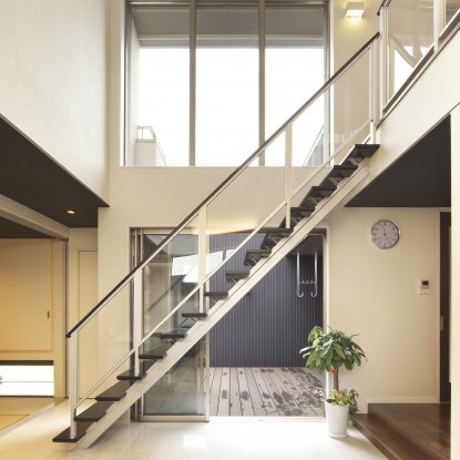 シースルーの階段が似合う吹抜けリビング