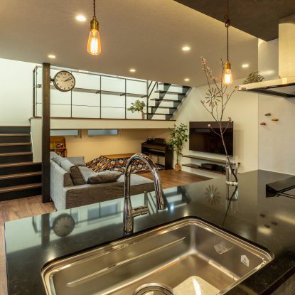 空間変化に富んだスキップフロアのある家