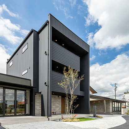 ペットと暮らす狭小地対応の都市型三階建住宅（春日井展示場）