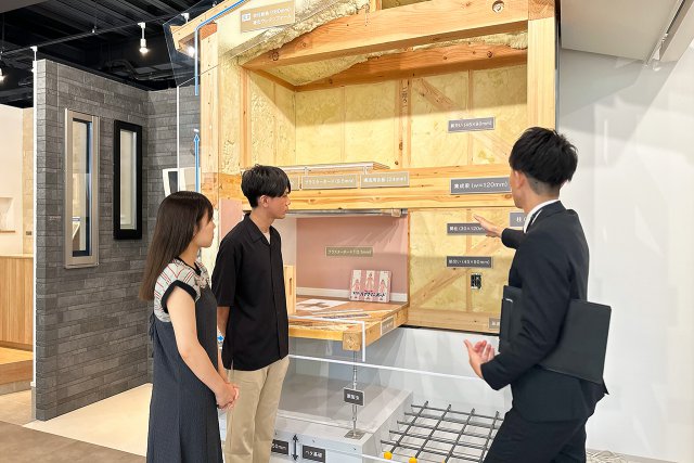 普段見る事のできない、基礎や木構造、外壁や屋根の仕組みなど構造模型を使ってご説明します。