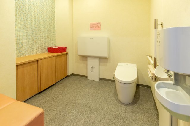 車いすの方でも使いやすい多目的トイレ。