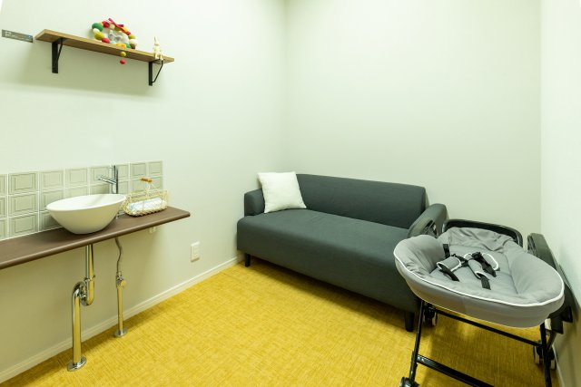 授乳・オムツ替え室も完備。手洗いも設置してあり、安心してご利用できます。