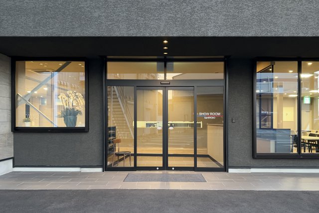 エントランス入口へのアプローチは、高級感を引き立たせる大判のデザインタイルを採用。玄関庇にはシックな塗り壁を採用し上品な印象にまとめました。