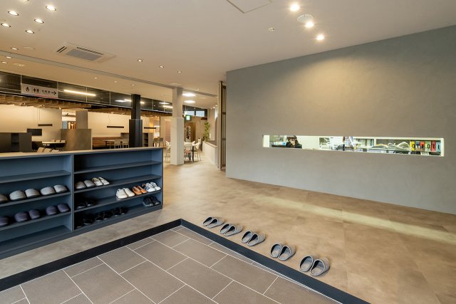 スタイリッシュなトーンでまとめた、広がりを感じるエントランス。