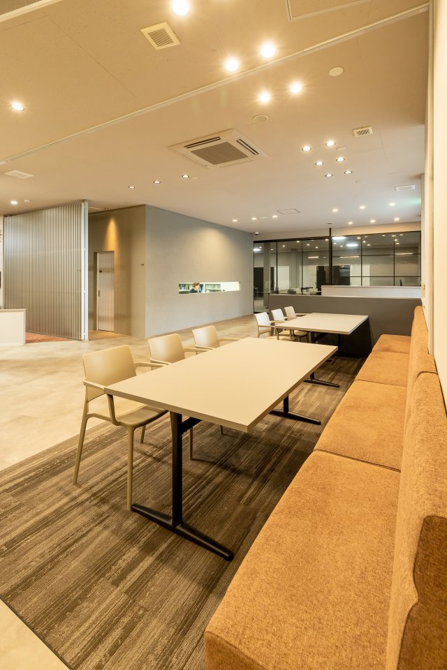 打合せブースはソファーを完備し、お客様がゆったりと快適にお話ができるスペースに。
