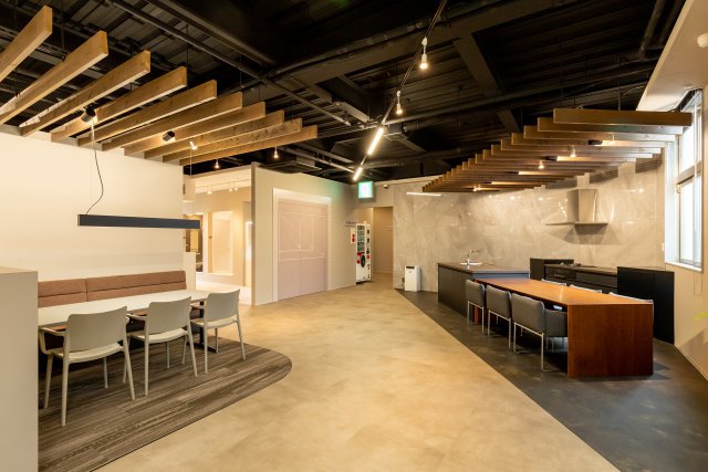 天井高3.5ｍ以上の広がりのある空間には木目のルーバーを設けて意匠に変化をもたらしました。