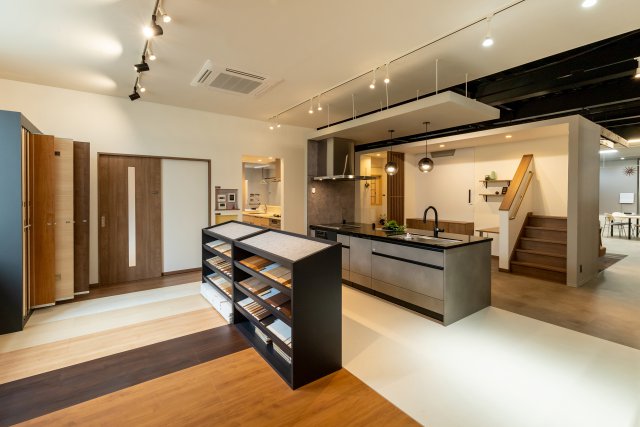 床仕様や建具、内装にまつわるアイテムを展示しています。種類も豊富でコーディネートを楽しめるブースです。